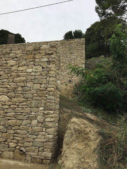 KSSD, Maçon à Ménerbes